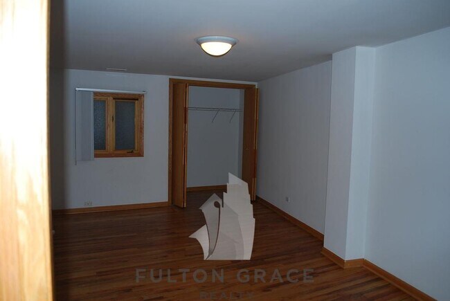Building Photo - 872 W Buckingham Pl