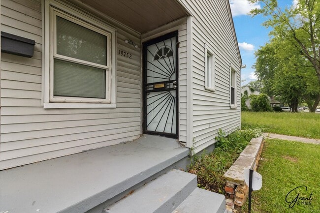 Building Photo - $1500 5 bedroom 2 bath