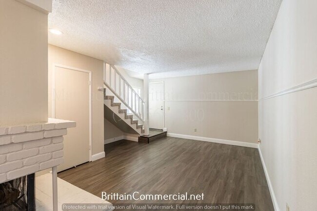 Foto del edificio - Spacious Two-Bedroom Townhome w/Modern Int...