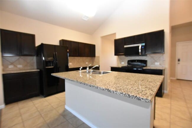 Foto del edificio - 5725 Roderick Dr