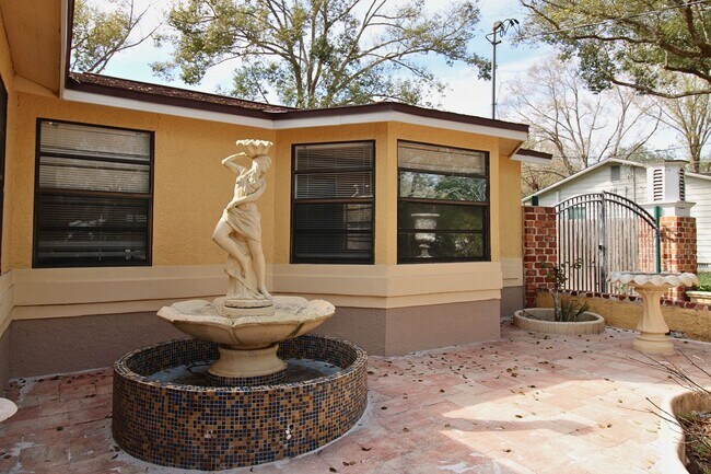 Foto del edificio - Stunning 3-Bed, 2-Bath Spanish-Inspired Custom Home with Elegant Gardens & Fountains