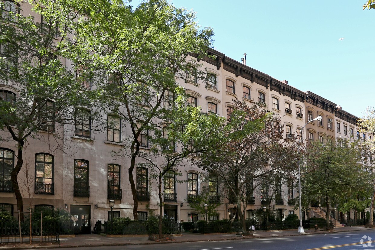 Building Photo - 442 W 23rd St