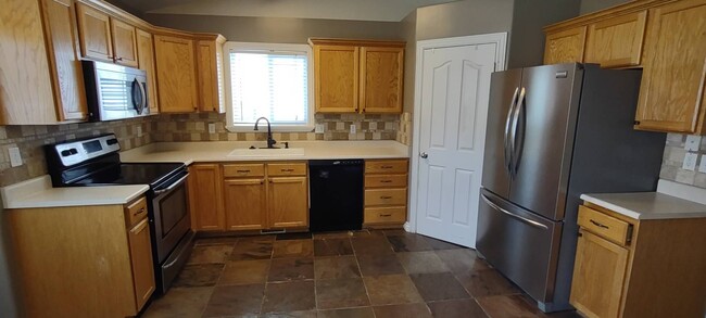 Building Photo - Quaint Home in Eagle Mountain w 2 car garage!