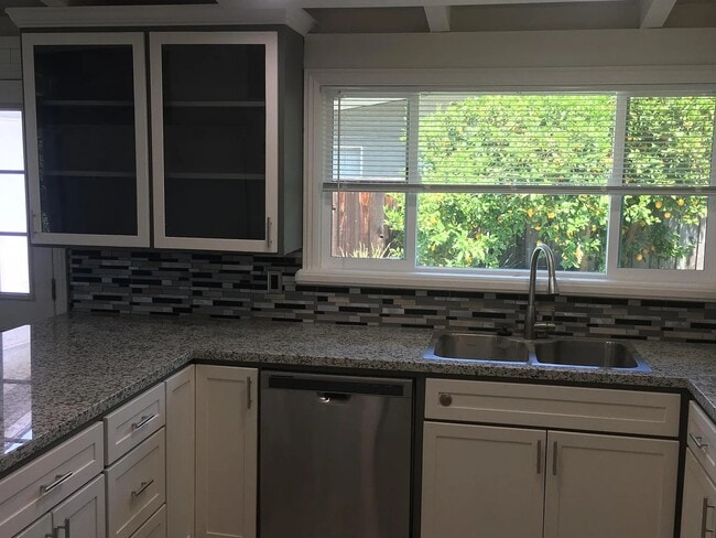 Foto del edificio - 1222 Palamos Ave