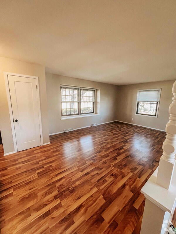 Grandview Square Apartments for Rent with Hardwood Floors Waukesha