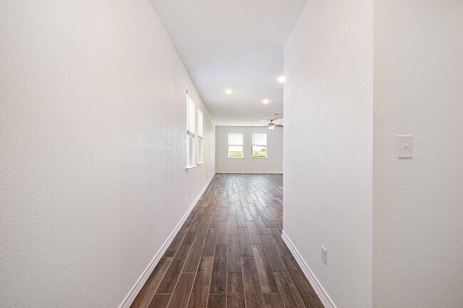 Foto del edificio - Homey 4 Bedroom, 2 Bath, 1-Story Home in H...