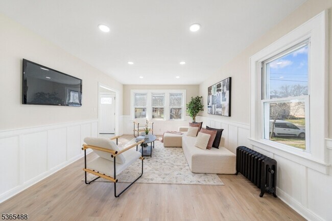 Building Photo - 536 Spruce Ave