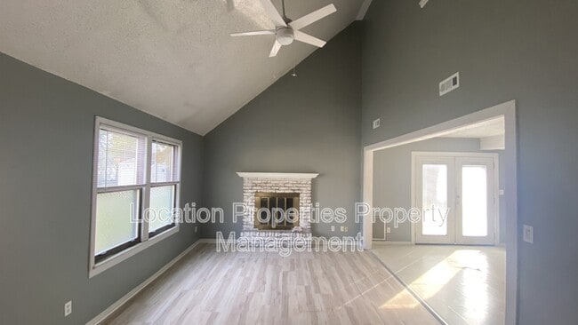 Foto del edificio - 331 Clayton Ct