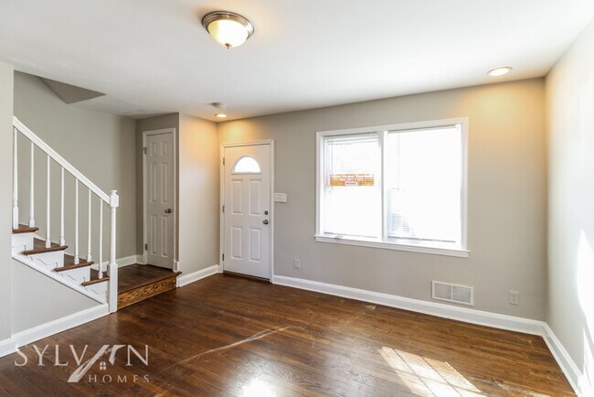 Building Photo - 3 BR, 2 BA townhome is ready for you