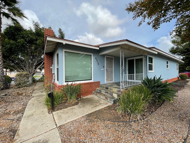 Building Photo - Large 5 bed 2 bath house (Lease out, pendi...