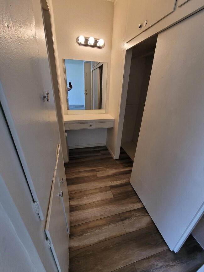 VANITY - 7111 Woodley Ave