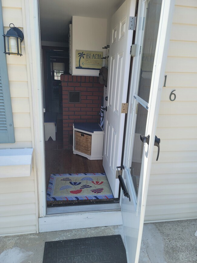 Entry way with seating & umbrella stand - 116 15th St