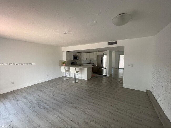 Foto del edificio - 3 br, 2.5 bath House - 13510 NE 21st Ct # ...