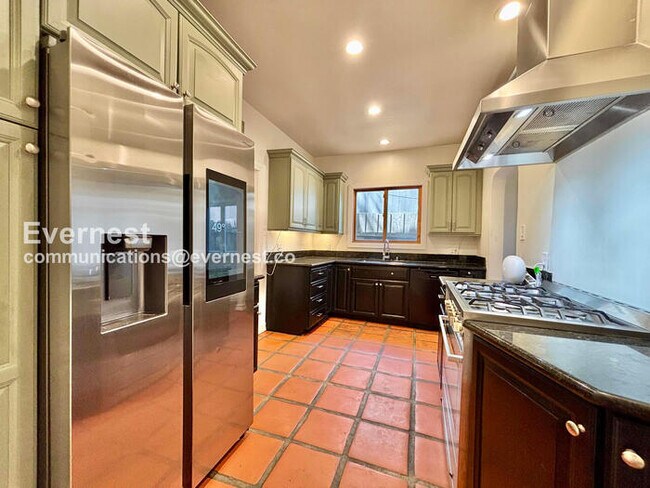 Building Photo - 132 N Crescent Heights Blvd