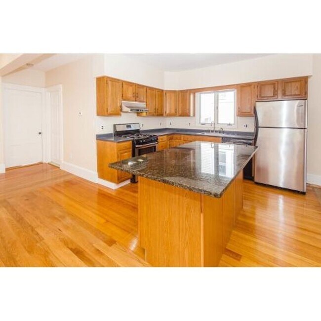 Foto del edificio - Central Heat/AC, Eat-in Kitchen, Porch, Pa...