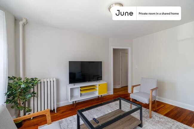 Foto del edificio - Private bedroom in 4 bed/1 bath Home