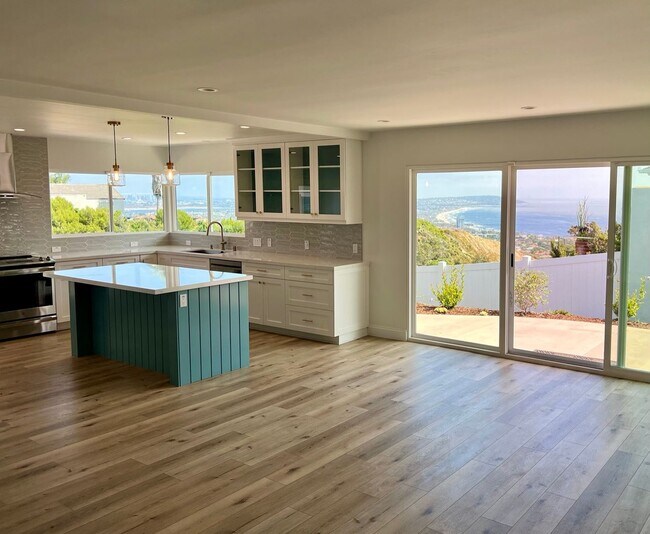 Building Photo - 4 bedroom, 2.5 bathroom home in the desirable Mt Soledad neighborhood.