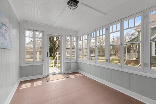 Foto del edificio - 324 E Commercial St