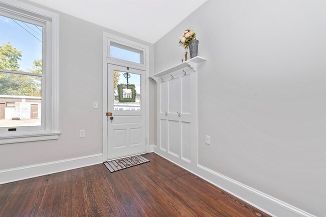 Building Photo - 6 W 4th St