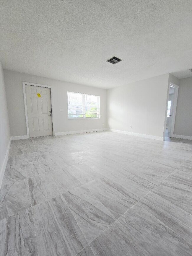 Foto del edificio - 4760 Lehto Ln