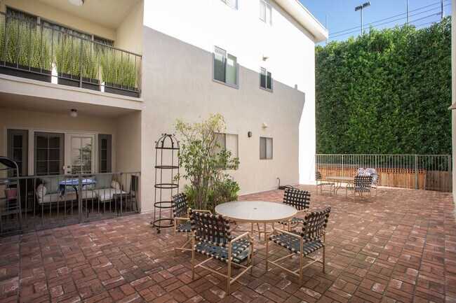 Foto del edificio - Updated West Hollywood Condo