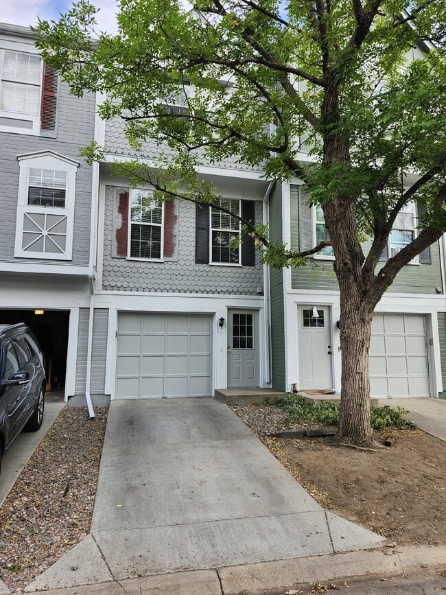 Foto del edificio - Available Now! "Charming 2-Bed Townhouse w...