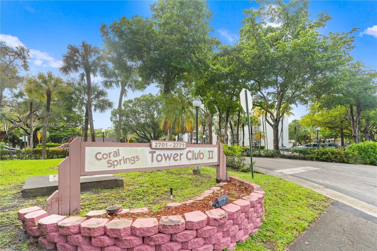 Foto principal - 2701 Riverside Dr