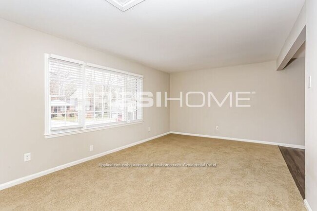 Building Photo - 1585 Plover Road