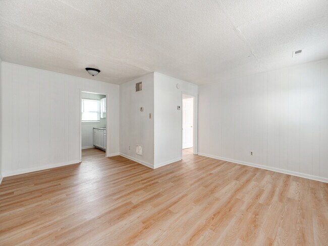 Building Photo - Charming Duplex