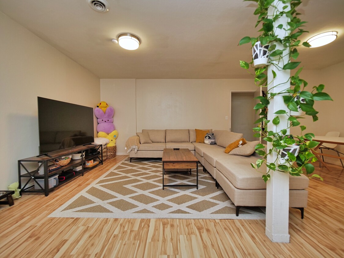 Primary Photo - 5900 Ortega St