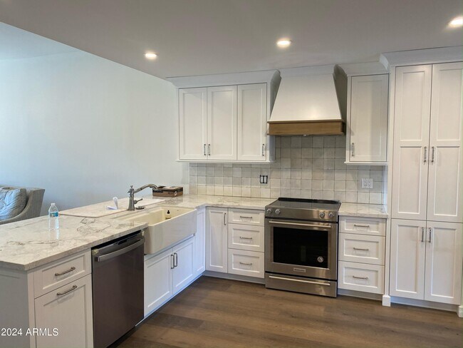 Building Photo - 7883 E Horseshoe Ln
