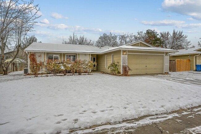 Building Photo - 3-bedroom 2-bathroom home with fenced back...