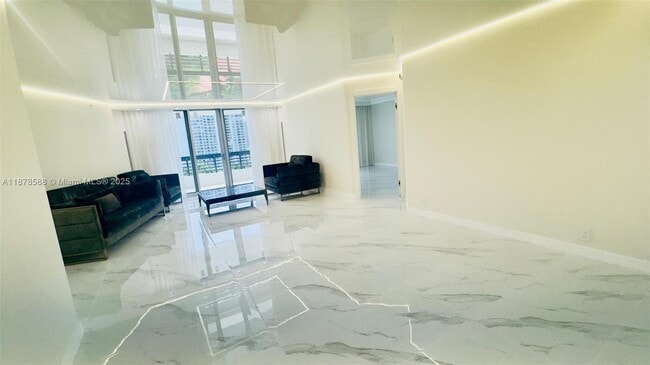 Foto del edificio - 3500 Mystic Pointe Dr