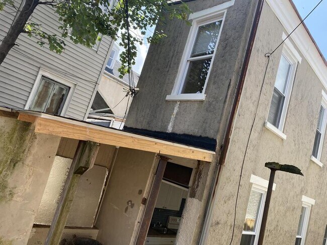 Building Photo - 33 Moss St