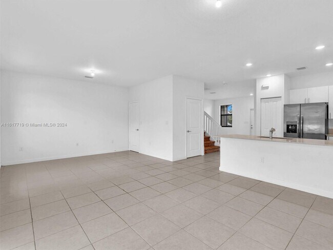 Foto del edificio - 20381 NW 4th Ct