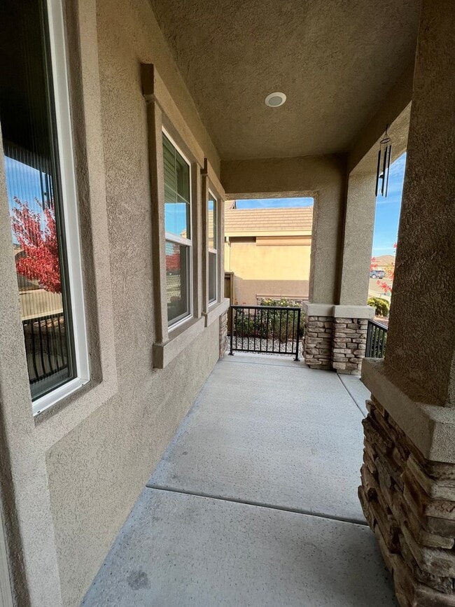 Building Photo - Desirable and Spacious 5-Bedroom Home in Empire Ranch!