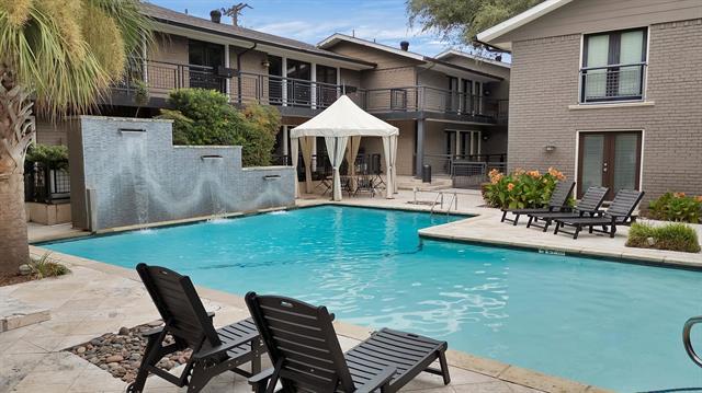 Foto del edificio - 10203 Regal Oaks Dr