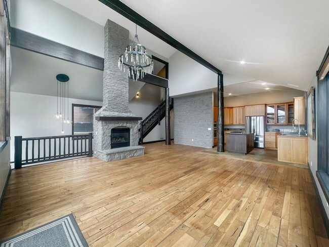 Building Photo - Views, Luxury, Space, Deck, Fireplaces, 4 ...