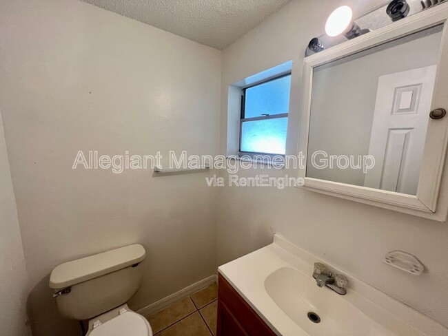 Building Photo - 624 Royalty Ct
