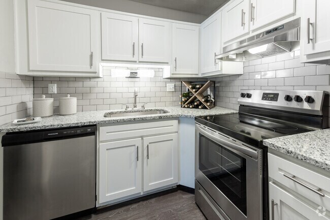 1 BR, 1 BA - Huron, 805 SF, Renovated - The Waverly on the Lake