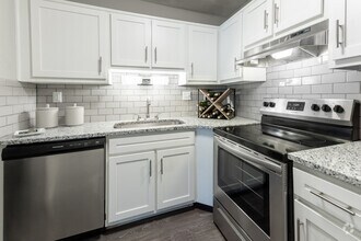 1 BR, 1 BA - Huron, 805 SF, Renovated - The Waverly on the Lake