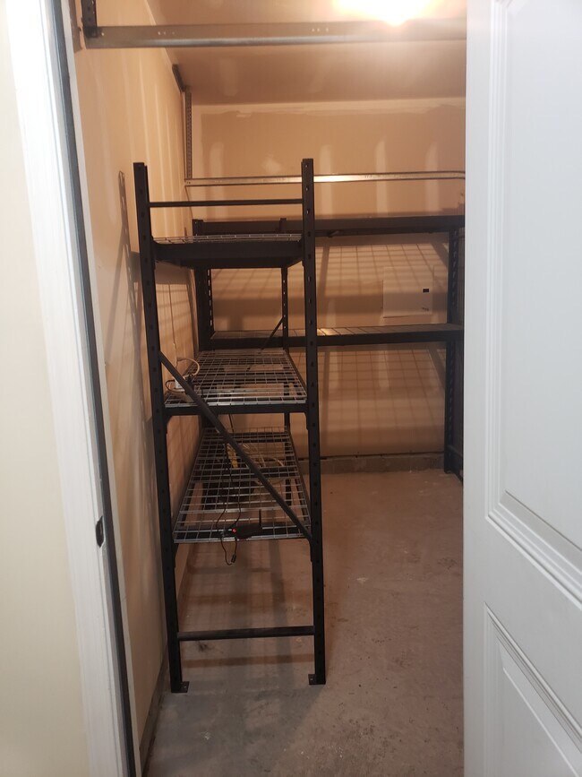 Garaje de almacenamiento en la puerta principal - 216 Astra Ln