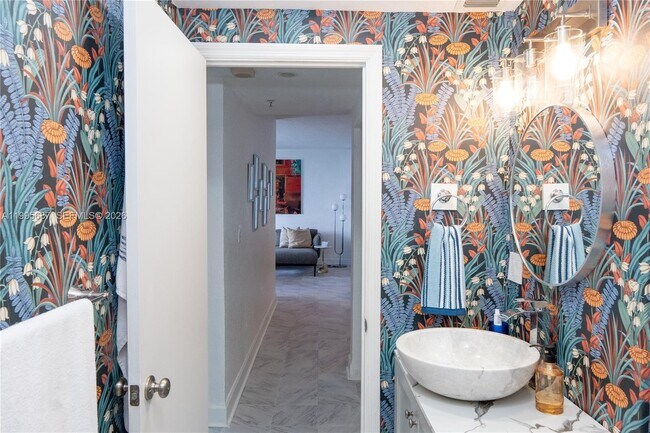 Foto del edificio - 7501 E Treasure Dr