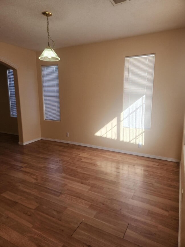 Building Photo - 600 Lone Pine Dr SW