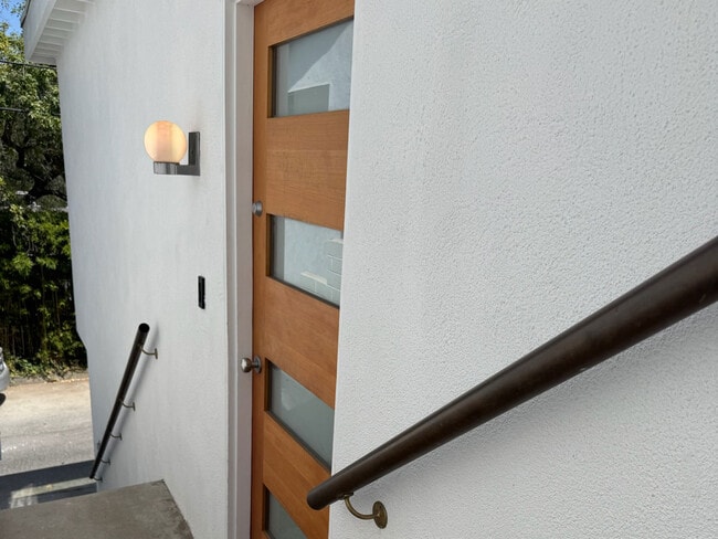 Foto del edificio - 8863 Lookout Mountain Ave