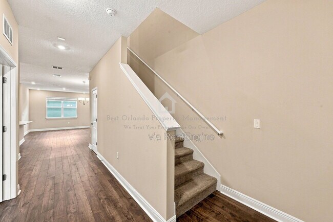 Foto del edificio - 16333 Hamlin Hills Rd