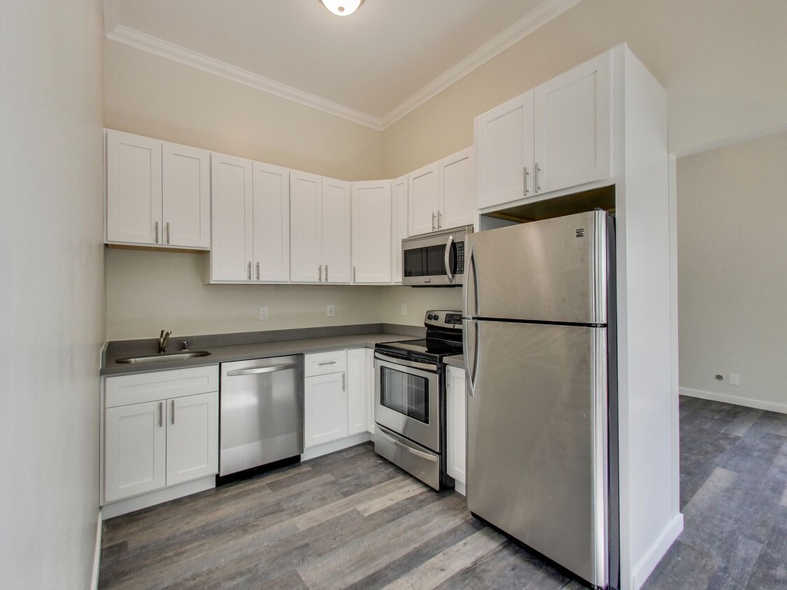 Primary Photo - Large, Remodeled 1 Br w/ Bay Windows
