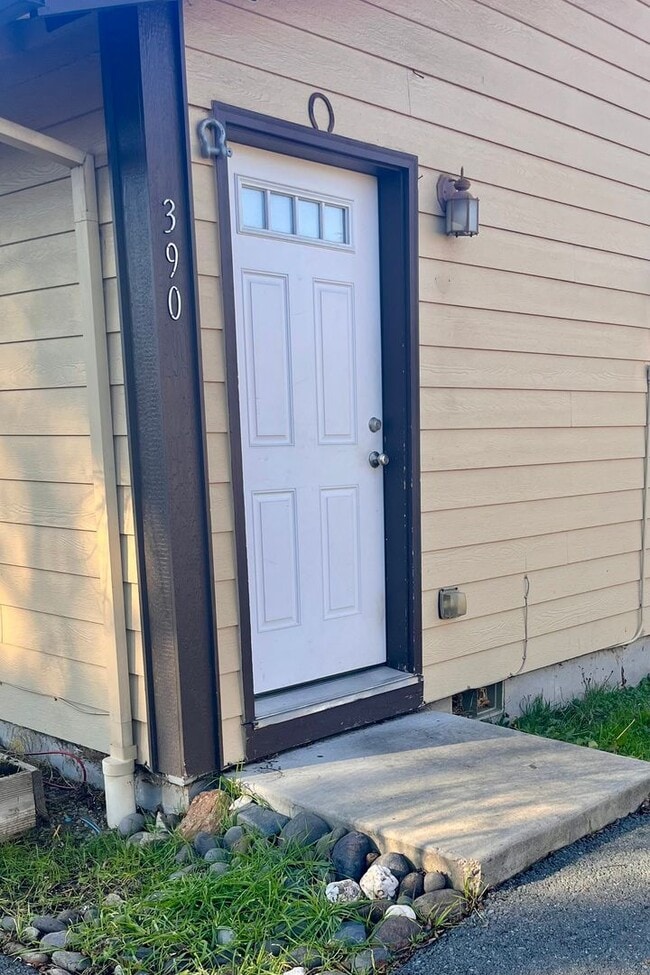 Building Photo - 390 Benson St