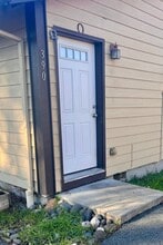 Building Photo - 390 Benson St