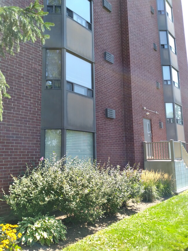 Building Photo - 75 Huxley St